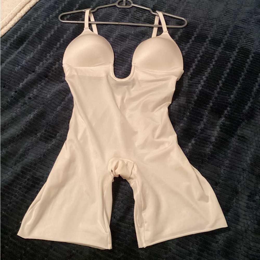 MEDIUM SPANX BODYSUIT - NEVER BEEN WORN (WHITE)